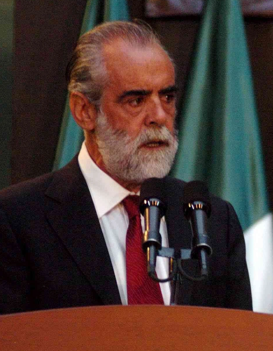 Diego Fernández de Cevallos speaking at a podium